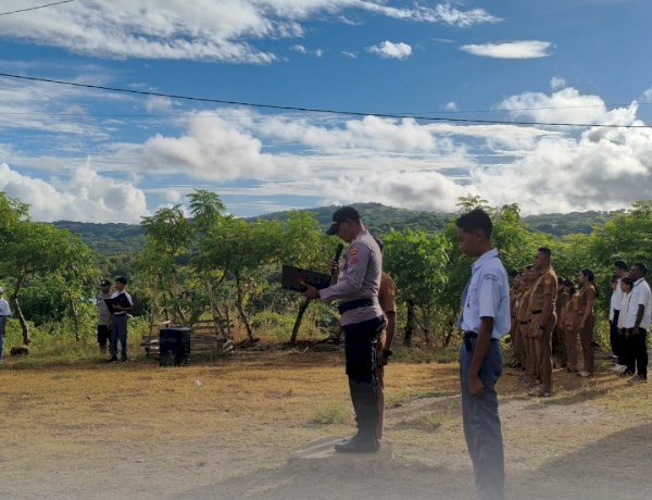 Sat Binmas Polres Sabu Raijua Gelar “Polisi Masuk Sekolah” di SMA 2 Sabu Barat, Tanamkan Nilai Disiplin dan Kesadaran Hukum