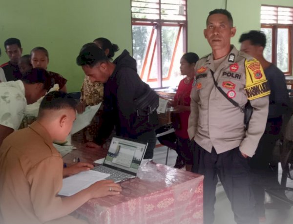 Bhabinkamtibmas desa Raenalulu monitoring penyaluran CBP (Cadangan beras pemerintah) kepada masyarakat 