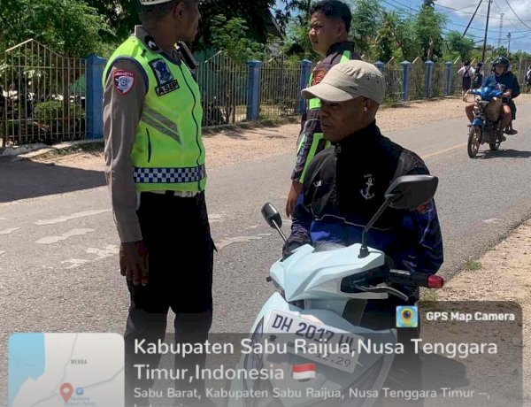 Polantas Polres Sabu Raijua menyapa, anggota turjagwali lakukan Peneguran Simpatik Kepada Pengendara sepeda motor 