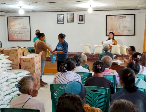 Bhabinkamtibmas desa Raeloro dan desa Raenyale hadiri pembagian beras cadangan pemerintah untuk masyarakat.