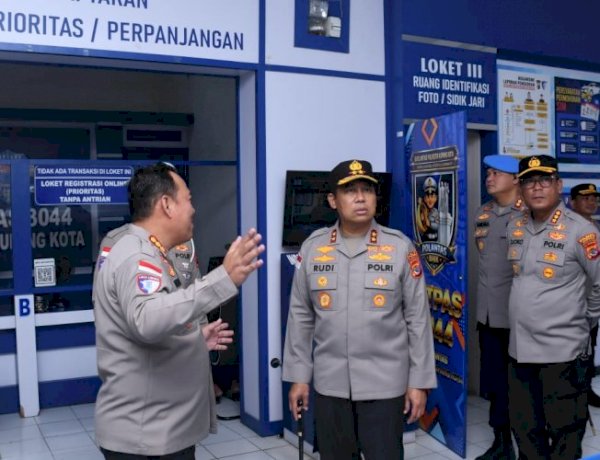 Pastikan Pelayanan Publik Prima, Kapolda NTT Cek Langsung Ruang Pelayanan Masyarakat di Polresta Kupang Kota