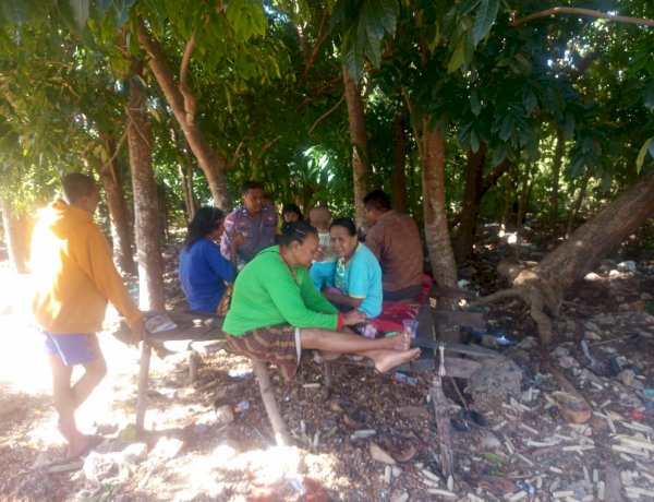 Jalin Silaturahmi, Bhabinkamtibmas Sambangi Warga Desa Binaan