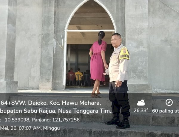 Jaga Kekhusyukan Ibadah Minggu, Bhabinkamtibmas Polsek Hawu Mehara Hadir Berikan Rasa Aman dan Himbauan Kamtibmas