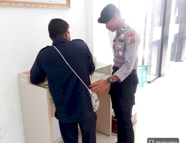 Personel Pamobvit Sat Samapta Polres Sabu Raijua Perketat Pengamanan Objek Vital Perbankan Demi Rasa Aman Nasabah