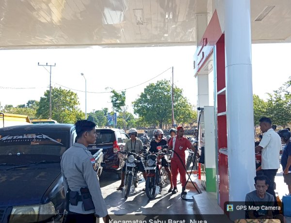 Pastikan Pelayanan Tetap Lancar, Sat Samapta Polres Sabu Raijua Kawal Distribusi BBM Pasca Kenaikan Harga