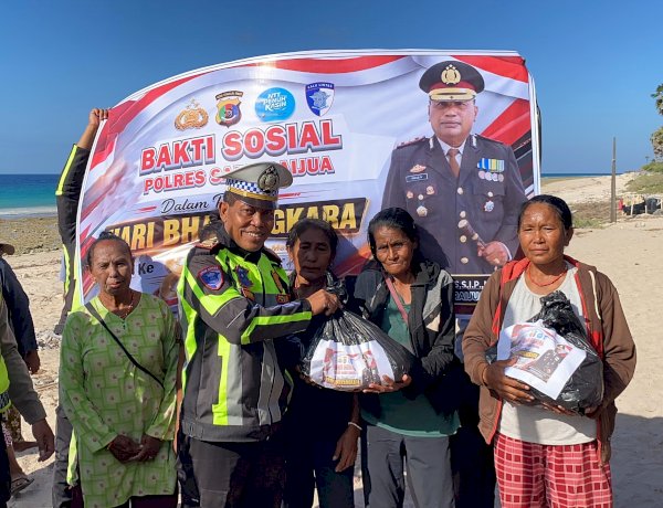 Tebar Kepedulian di Hari Bhayangkara, Kasat Lantas Polres Sabu Raijua Bagikan Sembako kepada Masyarakat