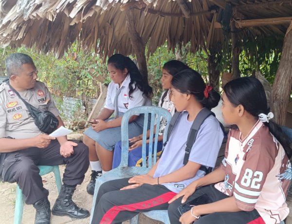 Polri Peduli Generasi Muda, Unit Binmas Polsek Hawu Mehara Bekali Siswi dengan Edukasi Bahaya Kenakalan Remaja dan Kekerasan Seksual