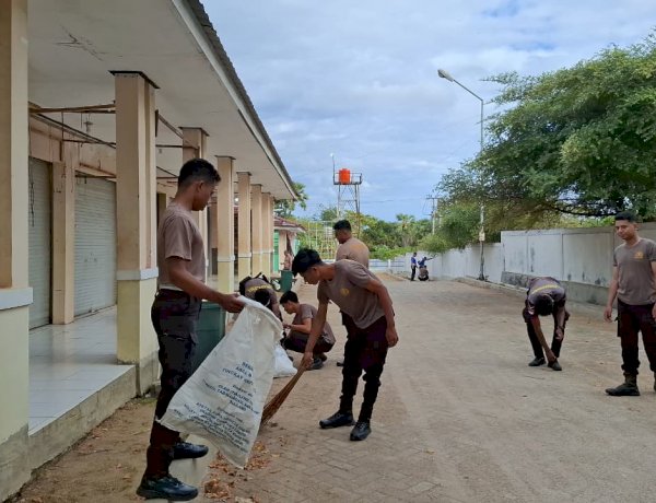 Menyambut HUT Bhayangkara Ke-80, Sat Samapta Polres Sabu Raijua Laksanakan Bakti Sosial Dengan Membersihkan Pasar Nataga Kab. Sabu Raijua