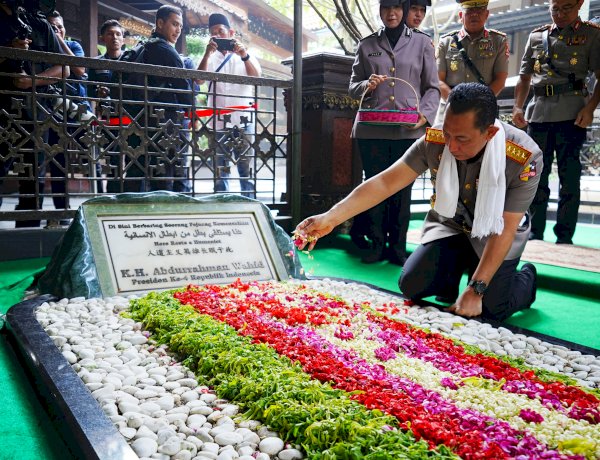 Jelang Hari Bhayangkara, Kapolri Ziarah ke Makam Gus Dur 