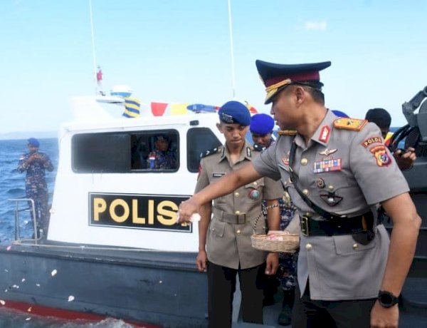 Peringati Hari Bhayangkara ke-80, Kapolda NTT Pimpin Upacara Tabur Bunga di Perairan Bolok Kupang