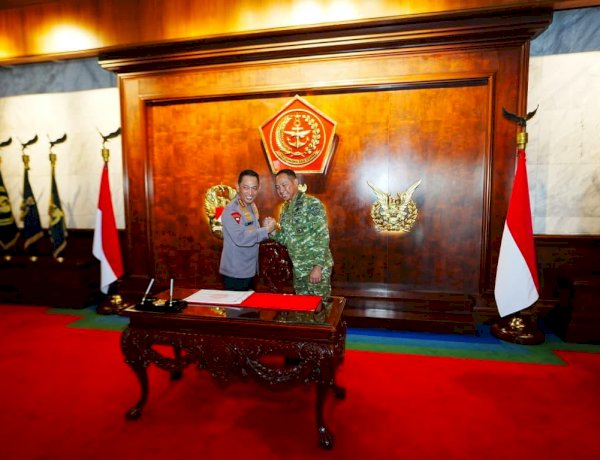 *Kapolri Perkuat Soliditas TNI-Polri Lewat Silaturahmi dengan Panglima TNI di Mabes TNI*