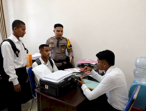 Bhabinkamtibmas Polres Sabu Raijua Dampingi Masyarakat Urus Sidik Jari untuk Seleksi Calon Prajurit TNI AD
