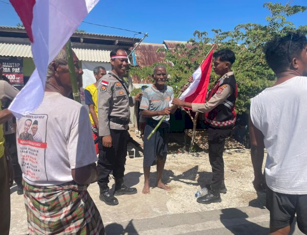 Semangat Kemerdekaan Menggema, Personel Satuan Samapta Polres Sabu Raijua Bagikan Bendera Merah Putih kepada Masyarakat