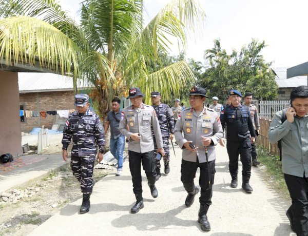 *Kapolda NTT Tinjau Rumah Warga Terdampak Gempa, Salurkan Bantuan Sosial*