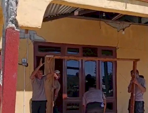 Sambangi Warga di Tengah Pascagempa, Binmas Polda NTT Bantu Evakuasi Barang dan Ingatkan Warga Waspada