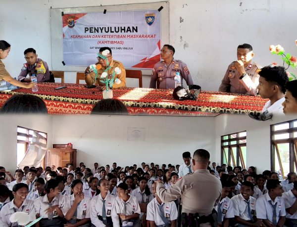 Polisi Masuk Sekolah, Pelajar SMAN 1 Sabu Liae Dibekali Edukasi Anti-Bullying.