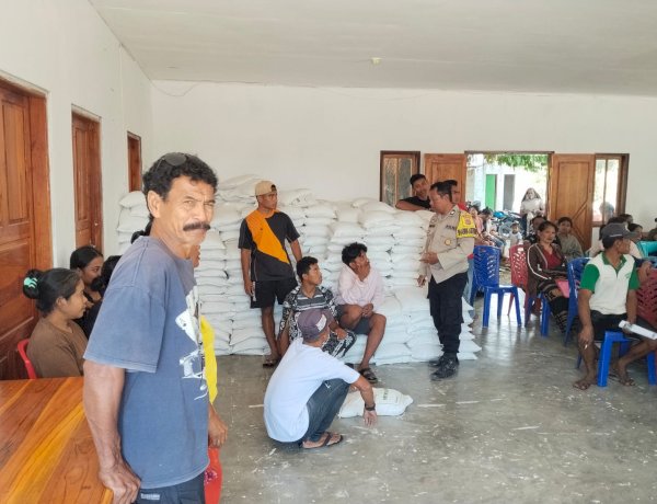 Pastikan Berjalan Tertib, Bhabinkamtibmas Monitoring Penyaluran Bantuan Beras