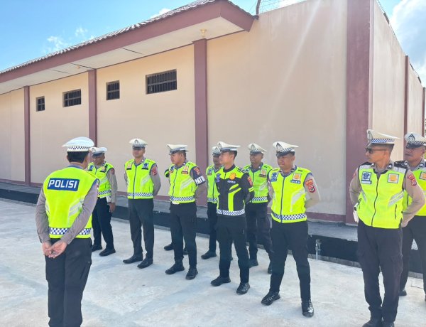 Perkuat Disiplin dan Profesionalisme, Kasat Lantas Polres Sabu Raijua Beri Arahan kepada Personel.