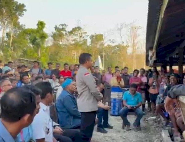 Sampaikan Duka Cita yang Mendalam, PJU Polda NTT Bersama Kapolres Sumba Barat Melayat ke Rumah Duka Korban Penembakan (Pelaku Curnak
