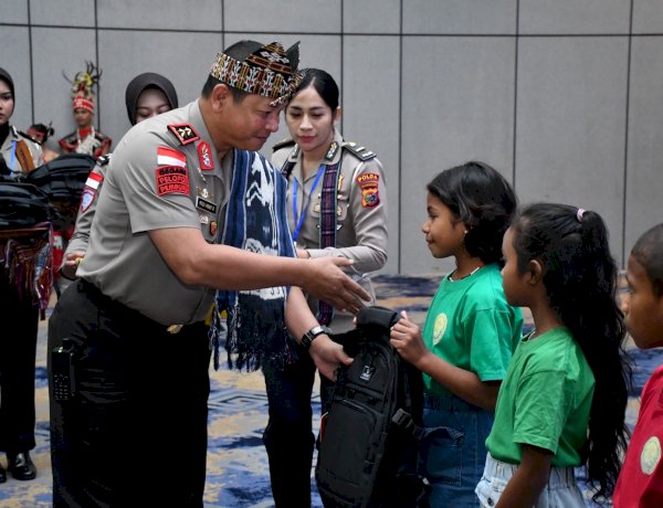 Wujud Kepedulian dan Kasih Sayang, Kapolda NTT Berikan Tali Asih dan Peralatan Sekolah kepada Anak Yatim di Rakernis Ditlantas 2026