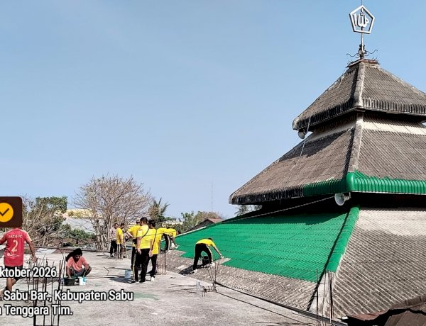Rawat Rumah Ibadah, Jaga Alam! Polsek Sabu Barat Bersama Remaja Masjid Gelar Green Policing