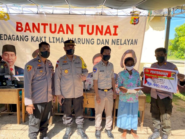 Polres Sabu Raijua menyalurkan Bantuan Tunai untuk Pedagang Kaki Lima, Warung dan Nelayan