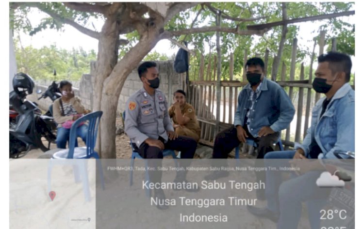 Bhabinkamtibmas Melakukan pendekatan dengan masyarakat Sabu Raijua untuk menghimbau vaksinasi covid-19