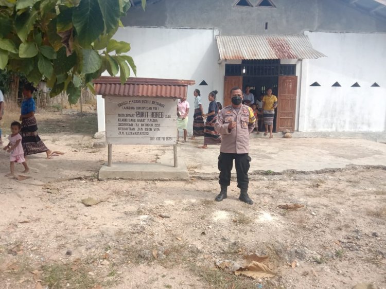 Bhabinkamtibmas Melakukan Pengamanan Pada Ibadah Gereja di Sabu Raijua