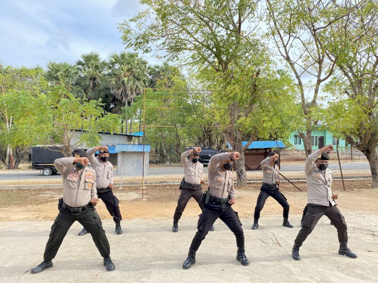 Anggota Sat Samapta Polres Sabu Raijua melakukan latihan bela diri Polri