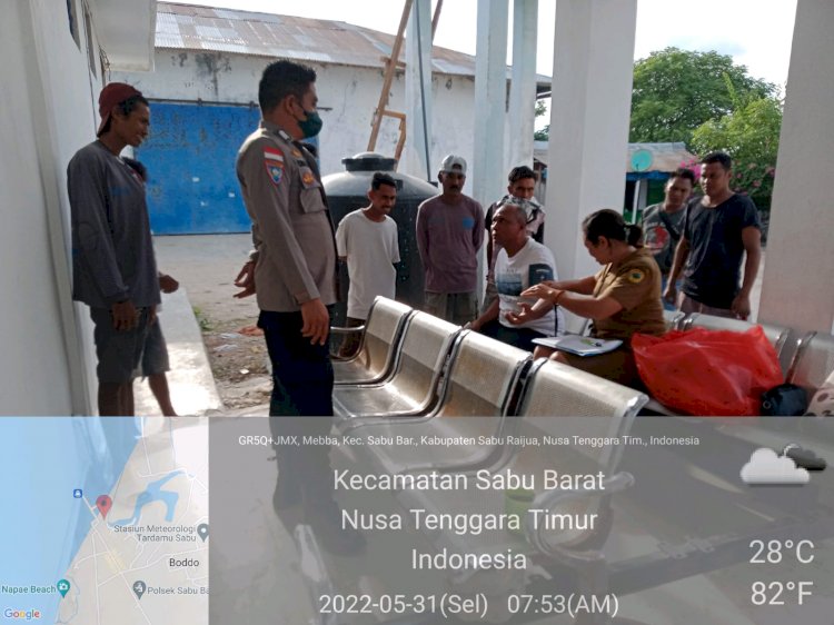 Bhabinkamtibmas bersama Petugas Puskesmas Sabu Raijua membagikan vitamin dan obat untuk masyarakat guna menjaga kesehatan tubuh masyarakat