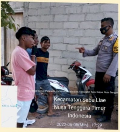 Bhabinkamtibmas menghimbau pemuda-pemudi Sabu Raijua untuk menaati Prokes Covid-19