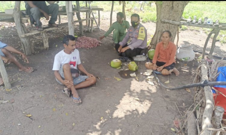 Bhabinkamtibmas Polres Sabu Raijua melakukan Door To Door sistem (DDS) untuk bersilaturahmi ke masyarakat