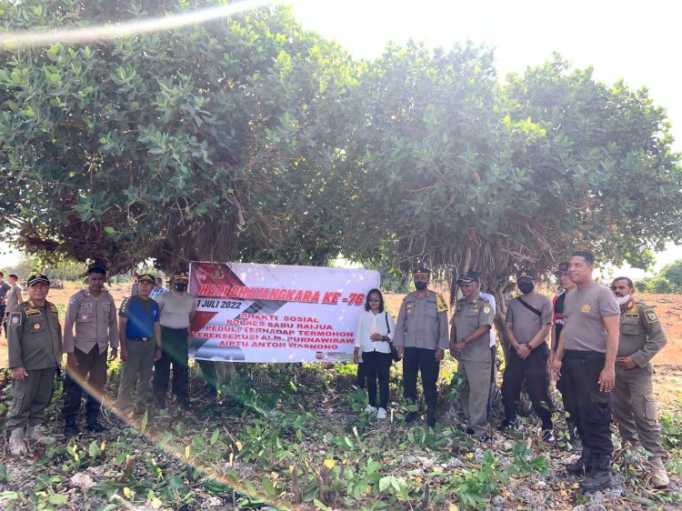 Menyambut HUT Bhayangkara ke-76, Polres Sabu Raijua Lakukan Bakti Sosial Peduli terhadap termohon tereksekusi Alm. Purn. Aiptu Anton Wasonono