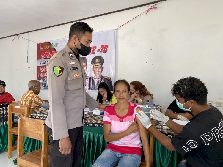 Menjelang HUT Bhayangkara Ke-76, Polres Sabu Raijua Melaksanakan Vaksin Massal dan Pengobatan Gratis