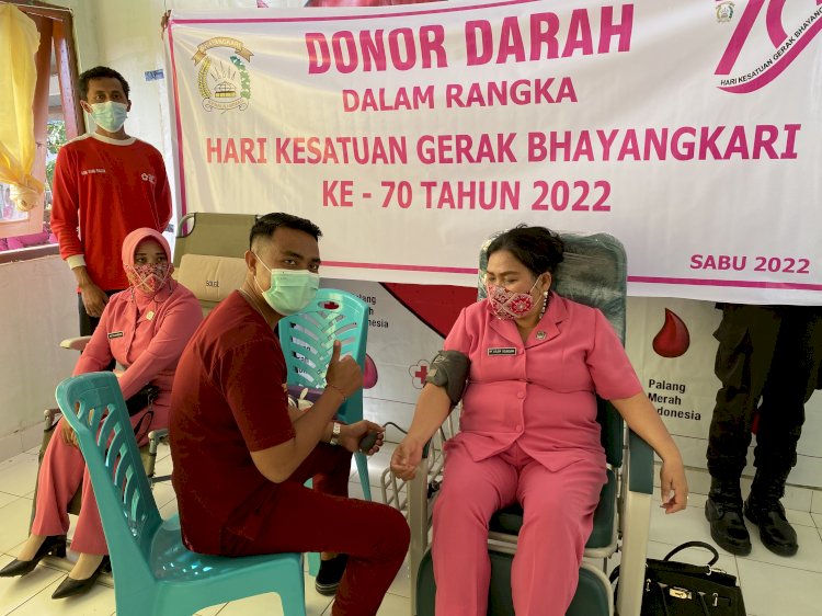 Bantu Ketersediaan Stok Darah, Bhayangkari Cabang Sabu Raijua Laksanakan Donor Darah