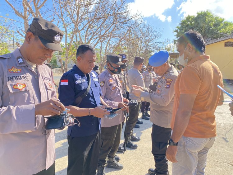 Kasi Propam Polres Sabu Raijua Cek Kelengkapan Surat Anggota