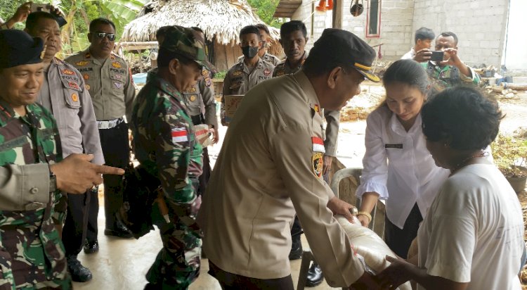 Polres Sabu Raijua bersama TNI Sabu Raijua Beri bantuan kepada korban kebakaran rumah