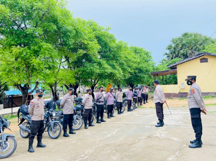 Kapolres Sabu Raijua mengecek kelengkapan ranmor Bhabinkamtibmas