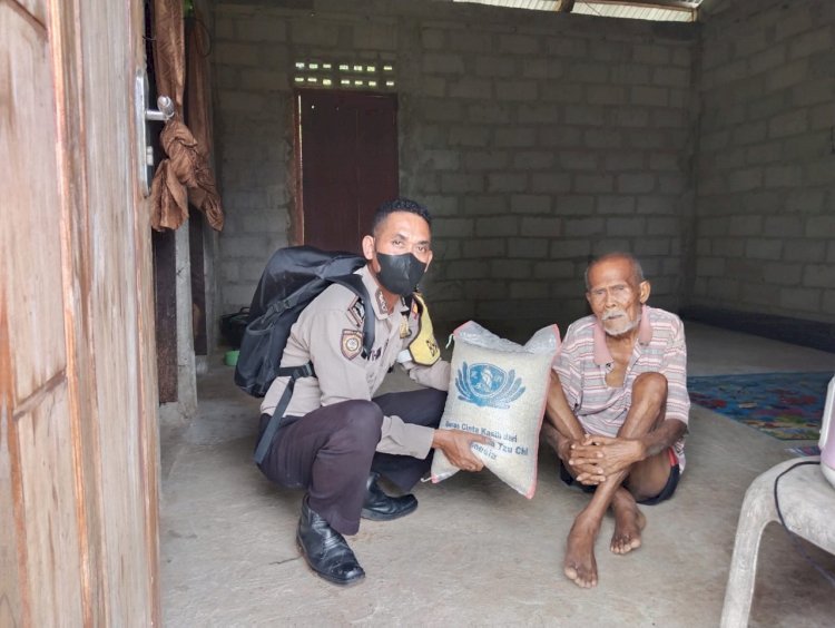 Bhabinkamtibmas Polsek Sabu Barat kunjungi rumah warga berikan bansos dari Polres