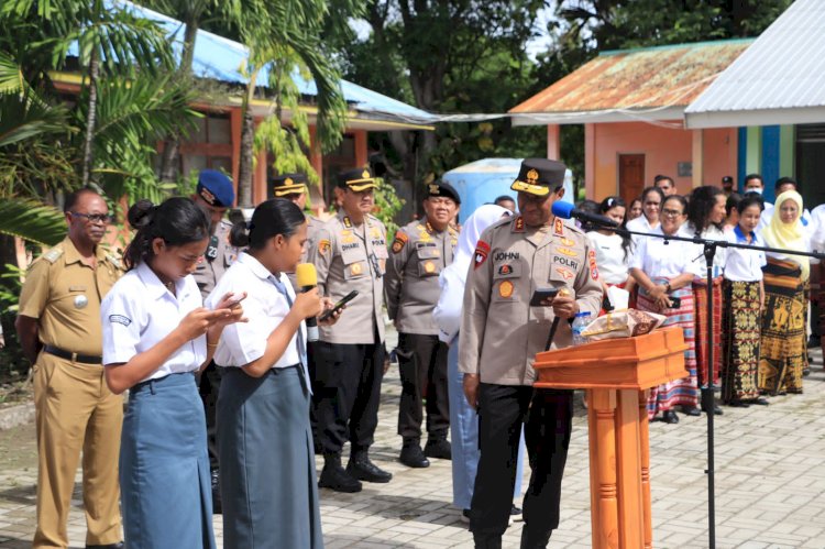 Safari Kamtibmas di SMA Negeri 1 Kupang Timur, Kapolda NTT beri tantangan untuk para siswa yang bisa merangkum dan menceritraakan kembali dalam bahasa Inggris.