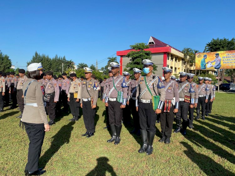 Unik, Serentak Anggota Polda NTT Kenakan Tas Motif Tradisional Produk UMKM.-