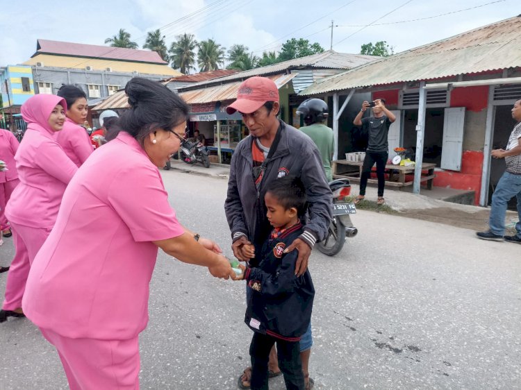 Kapolres Bersama Ibu Bhayangkari melaksanakan kegiatan Bhayangkari Peduli