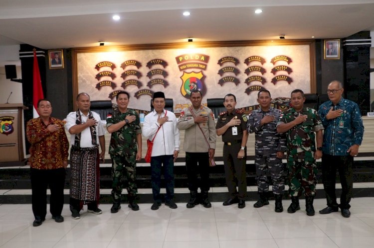 Kapolda NTT Irjen Pol Drs Johni Asadoma, M. Hum menyambut kunjungan Tim Kompolnas di Mapolda NTT, Kamis (9/6/23).