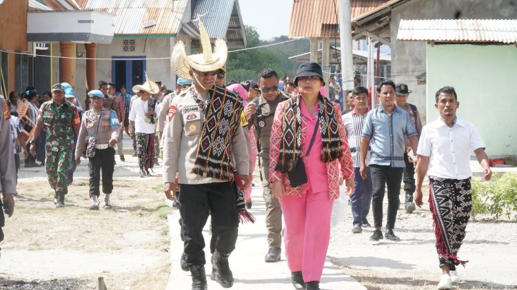 Kapolda dan Ketua Bhayangkari Daerah NTT Beri Sumbangan 100 Paket Bansos dan 2 Sumur Bor di Pulau Ndao