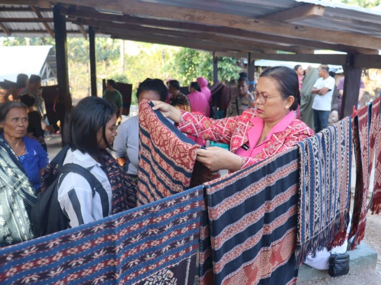 Dukung UMKM di Kabupaten Sarai, Kapolda dan Ketua Bhayangkari Daerah NTT meninjau langsung Pembuatan Tenun Kain Adat