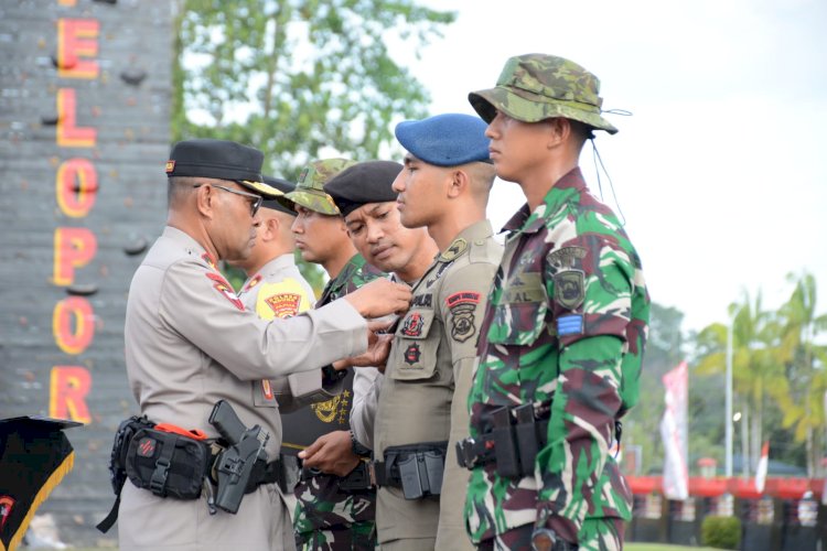 Kapolri Beri Penghargaan Pin Emas Kepada Prajurit TNI dan Anggota Polri yang tergabung dalam Satgas Operasi Damai Cartenz 2023*