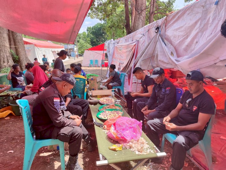 Sat Brimob Polda NTT Bangun Dapur Umum dan Masak Untuk Pengungsi Korban Erupsi Gunung Lewotobi-