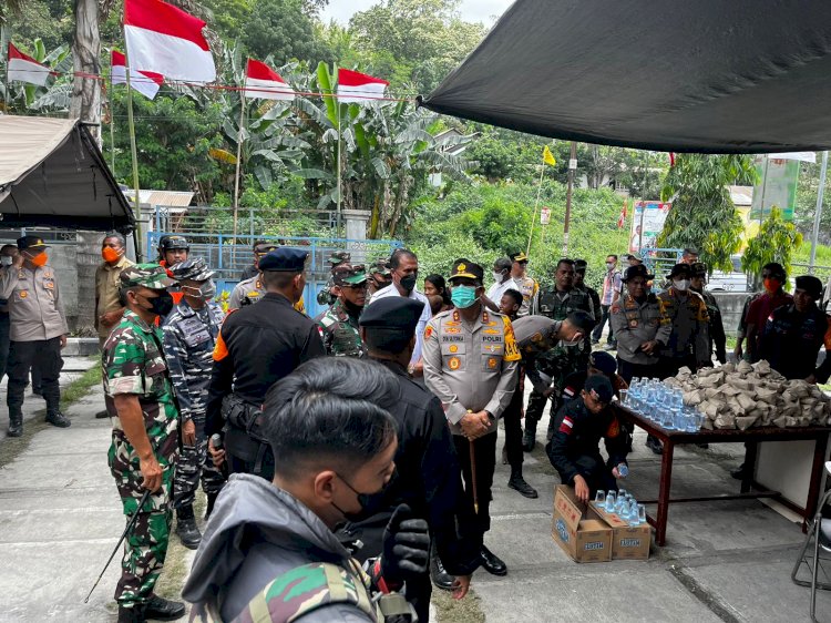 Brimob Polda NTT Sediakan Dapur Lapangan untuk Korban Erupsi Gunung Lewotob