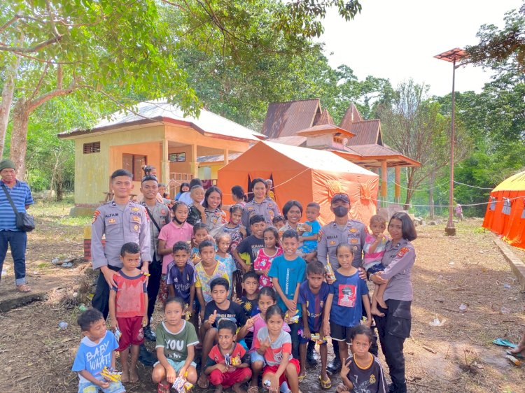 Misi Kemanusiaan, Tim Trauma Healing Polwan Ditsamapta Polda NTT Mendekatkan Harapan di Tengah Erupsi.