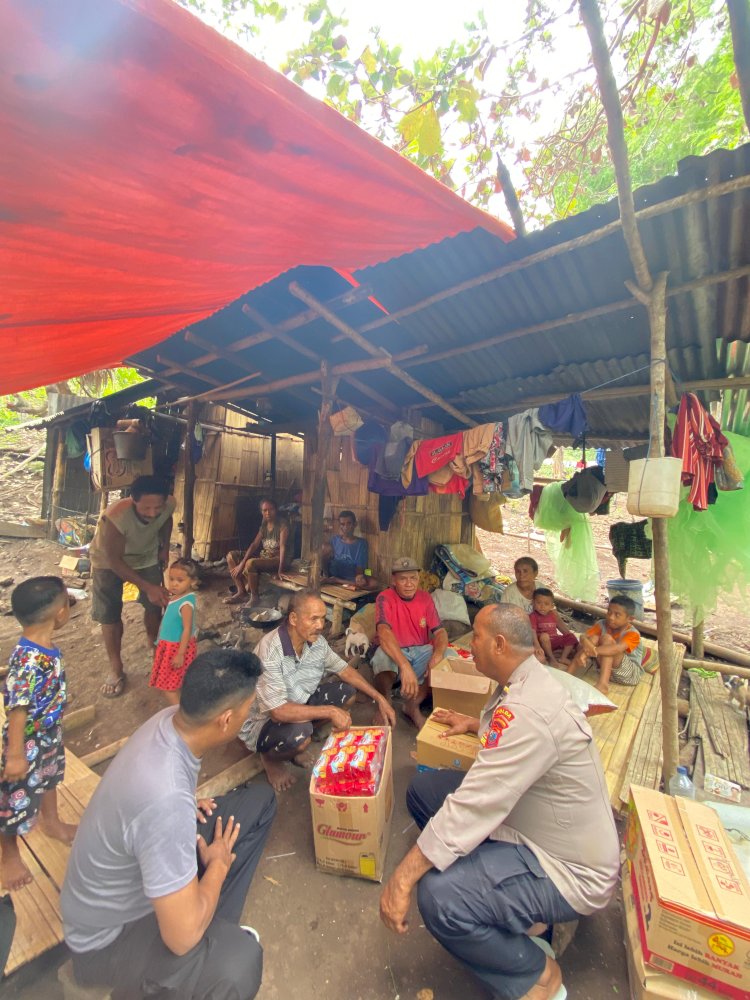 Polres Flotim Beri Bantuan Sosial untuk Pengungsi Mandiri di Kebun Desa Konga.-